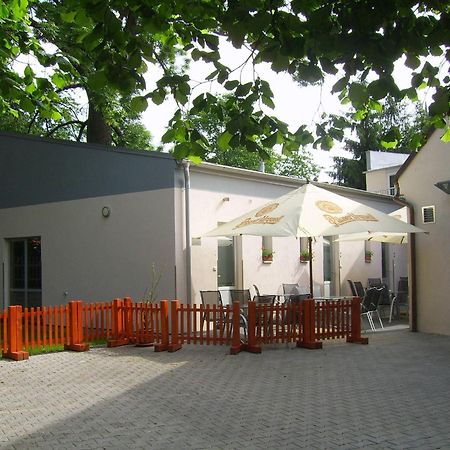 Penzion A Caferestaurant U Lavky Chrudim Exterior photo