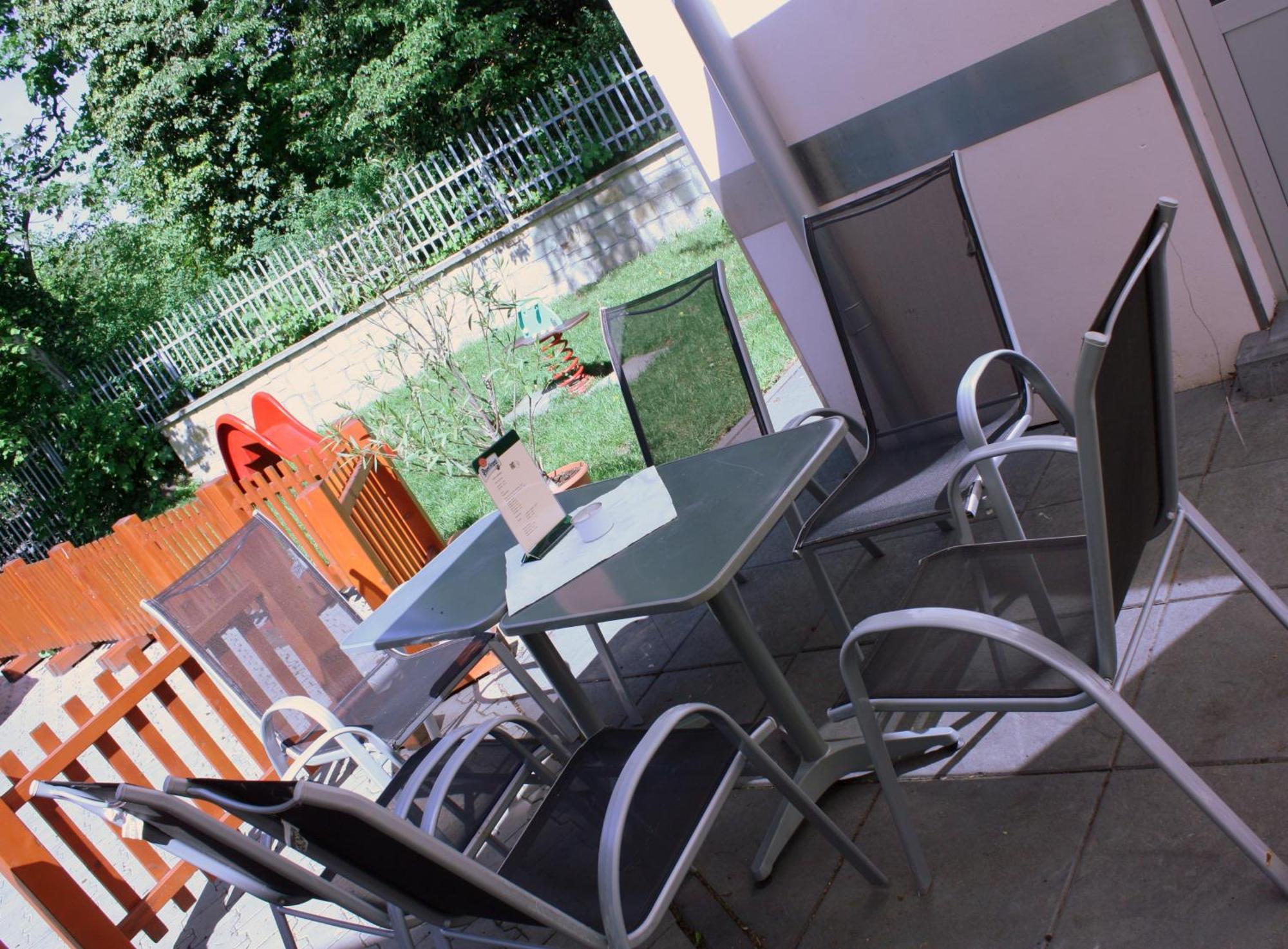 Penzion A Caferestaurant U Lavky Chrudim Exterior photo